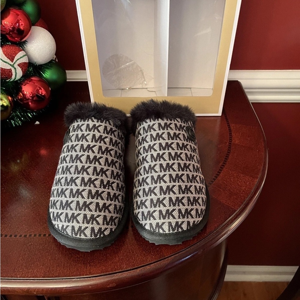 Michael Kors Janis Slippers - Picture 2 of 4
